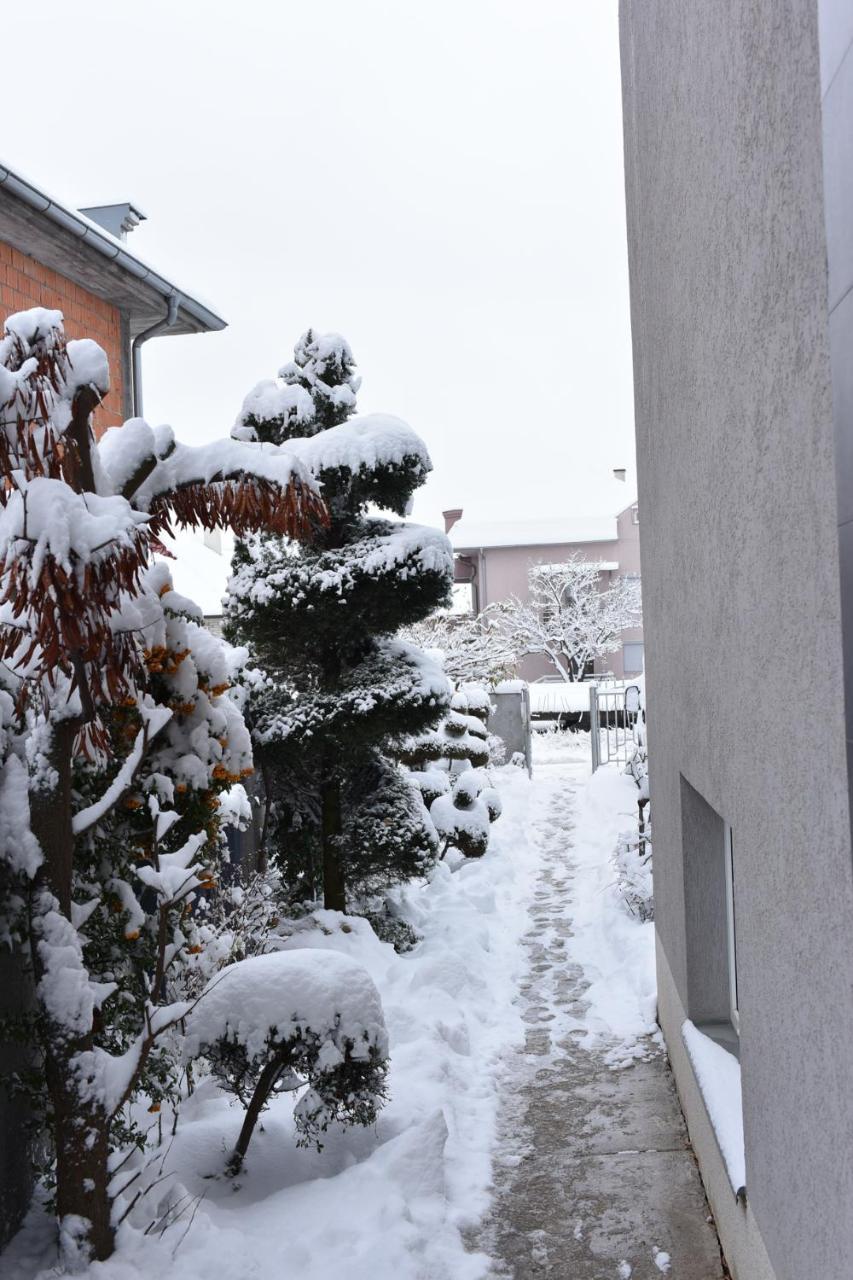 Blue House Apartment Ni Eksteriør bilde